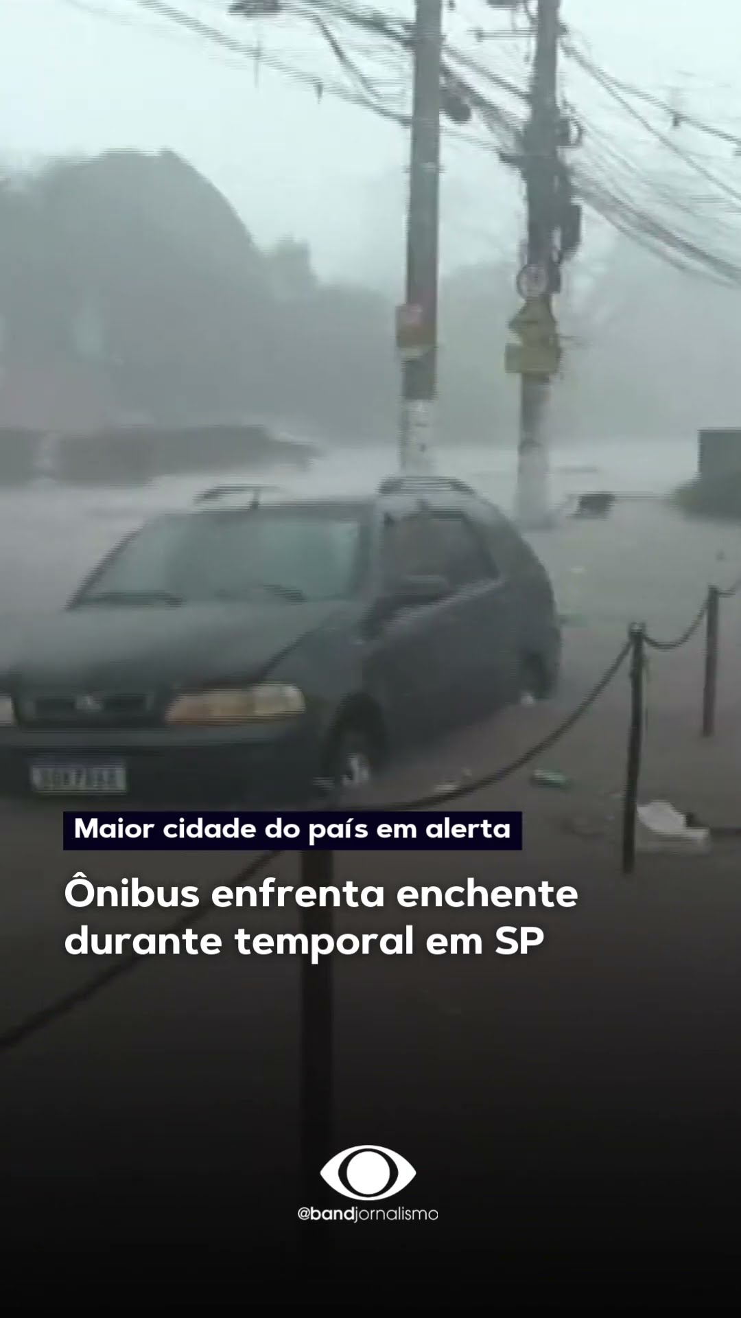 Ônibus enfrenta enchente durante temporal em São Paulo #shorts