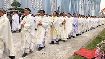 Đón Đoàn Lễ Nghi Vào Dâng Thánh Lễ Đồng Tế Do Đức Cha Thomas Giáo Phận Bùi Chu Chủ Sự Thánh Lễ 