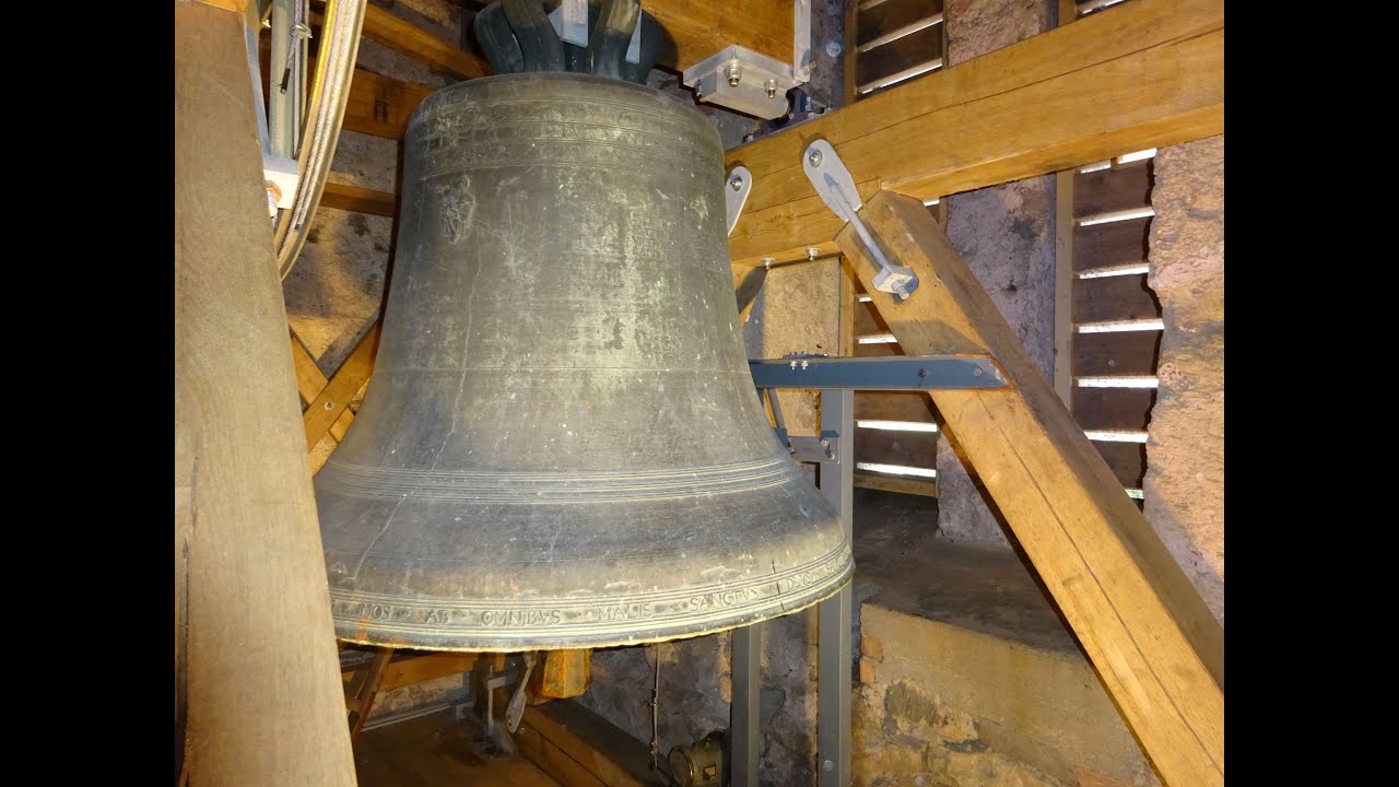 Arnach Bad Wurzach die Glocken der St. Ulrich Pfarrkirche Turmaufnahme