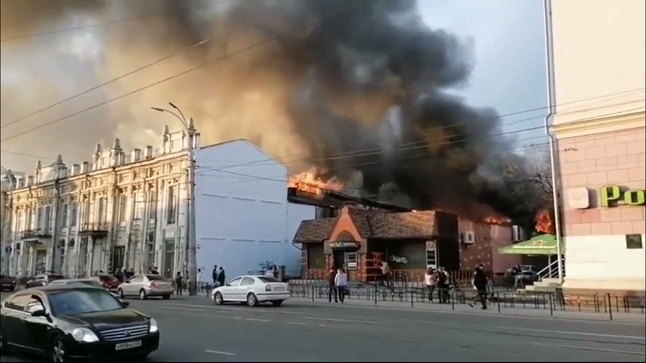 Огонь перекинулся с заброшенного дома на здание ТЮЗа в Иркутске :: Новости :: ТВ