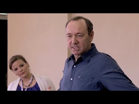 Video: Kevin Spacey Net Tsim Nyog: Wiki, Yuav, Tsev Neeg, Kab tshoob, Nyiaj hli, kwv tij