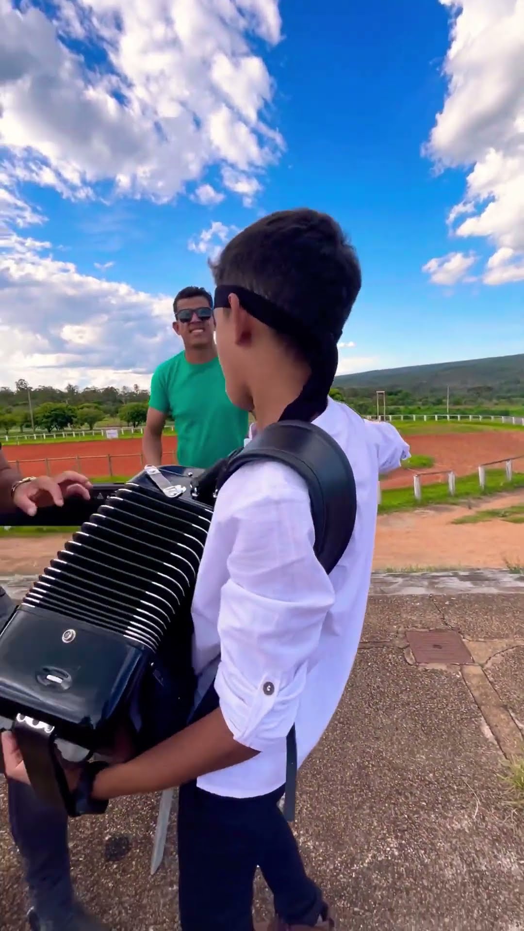 Alejandro Rodrigues cantando com seu pai a música bota esse Piseiro pra bombar #boanoiteee