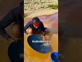 沙子一倒下,为啥突然炸出黑色毛刺?#磁铁矿 #黑沙 #淘金