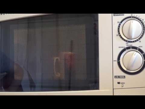 Vídeo: Você pode aquecer leite de amêndoa no microondas?