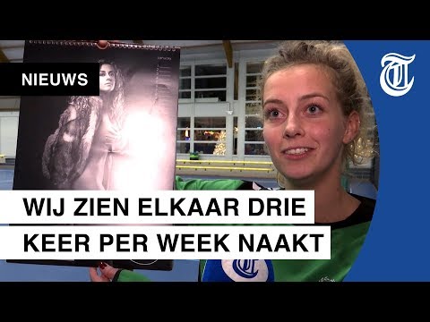 Video: Hokkiespelers Het 'n Naakte Kalender Uitgereik