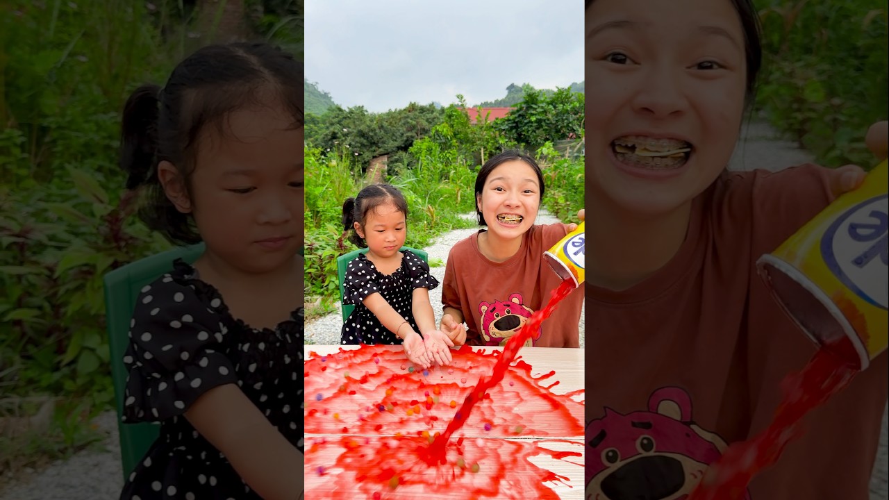 Two sisters prank each other, so funny 😂