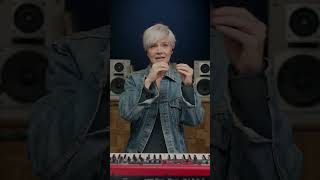 How To Shift Between Bright And Dark Vocal Tones 🎤 #musora #learnmusic #musiclesson