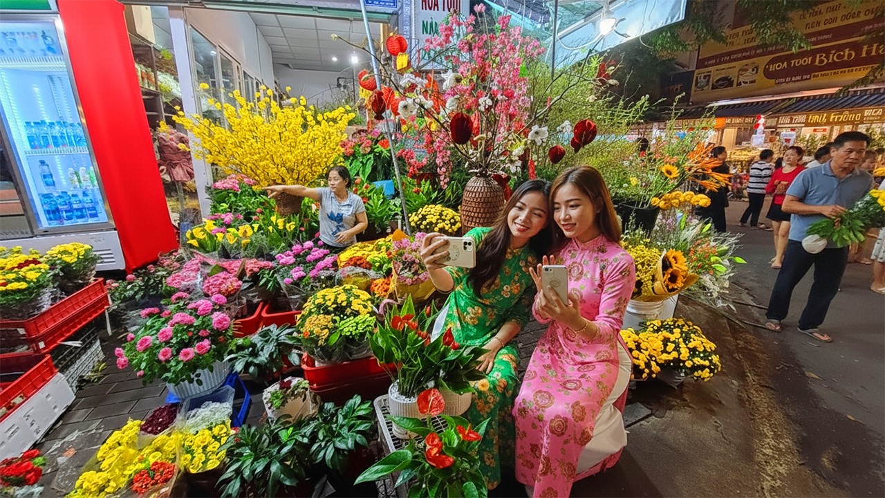 Walking Through Ho Chi Minh City Street Life | 4K Walking Tour