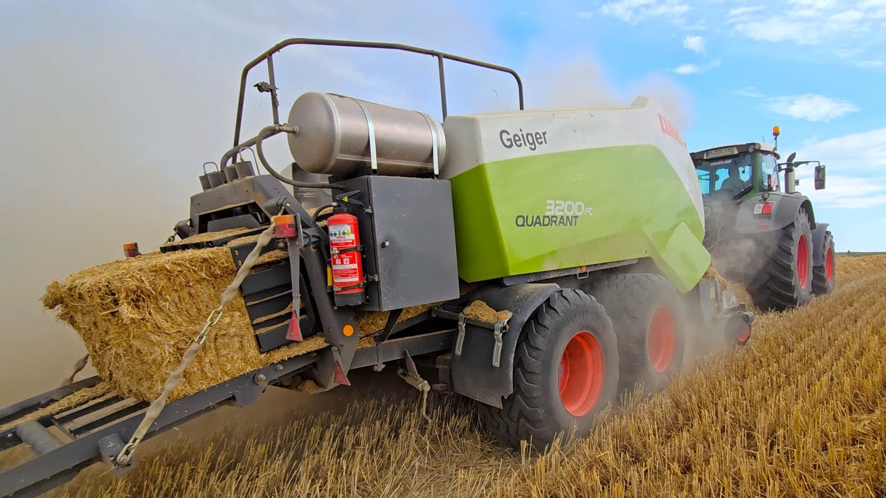 Fendt 930 Vario bläst den Stroh-Marsch mit Krassort Vorbauhäcksler an Claas Quadrant 3200 FC Presse!