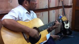 Video thumbnail of "Zaw Myo Htut tuning an acoustic guitar"