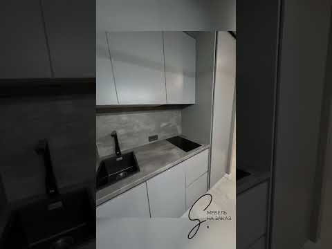 Лаконичная кухня линейного расположения! Духовой шкаф спрятан в барной стойке??за кухнями -к нам!