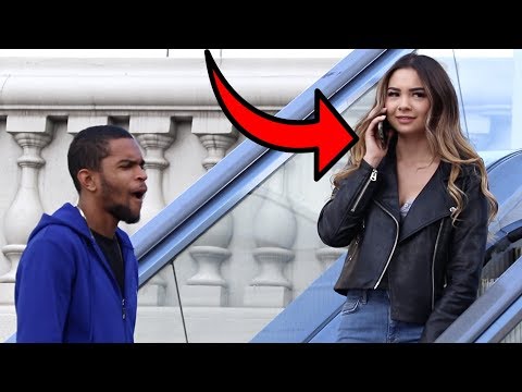 awkward-phone-calls-on-the-escalator!!