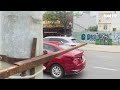 Suýt gặp nạn vì thanh sắt treo băng rôn quá thấp giữa đường