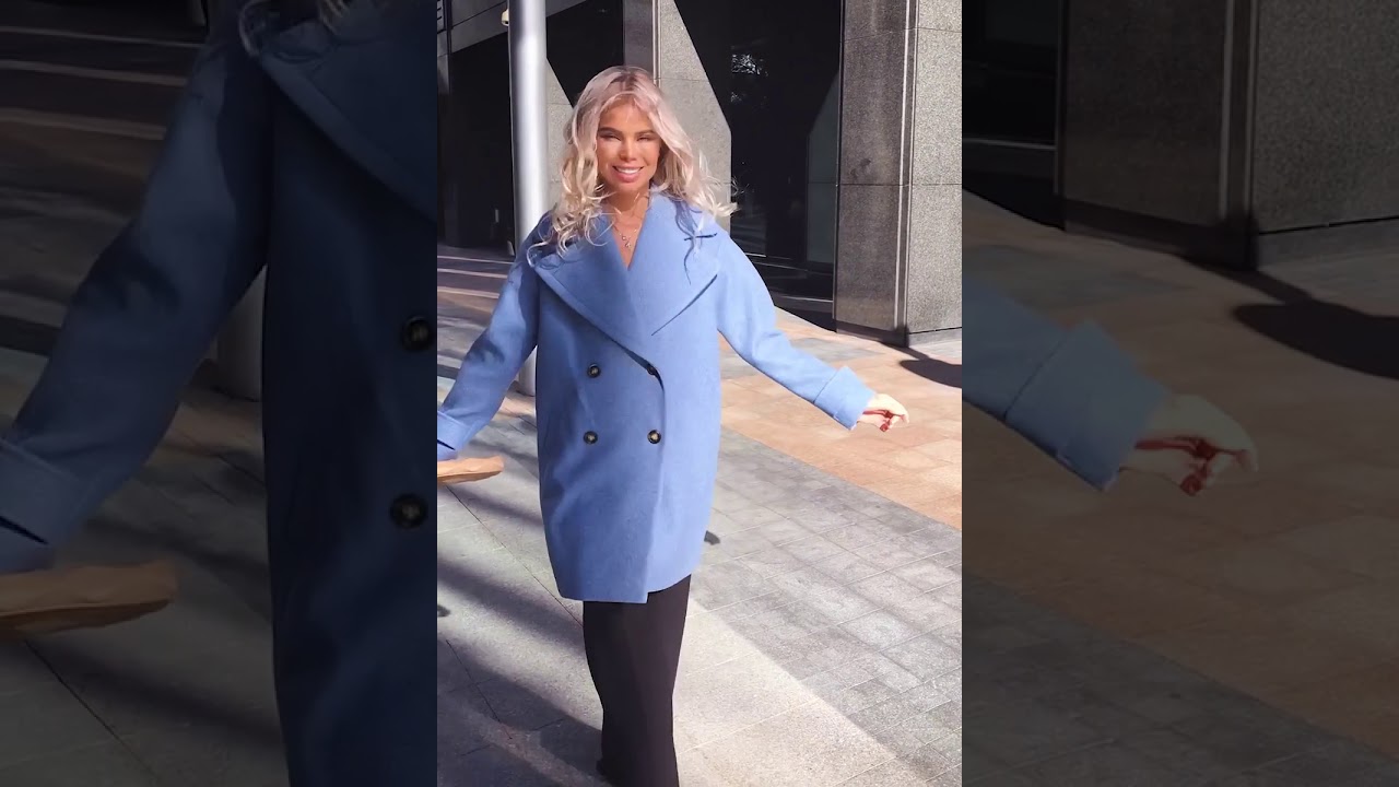 Женское двубортное пальто голубого цвета