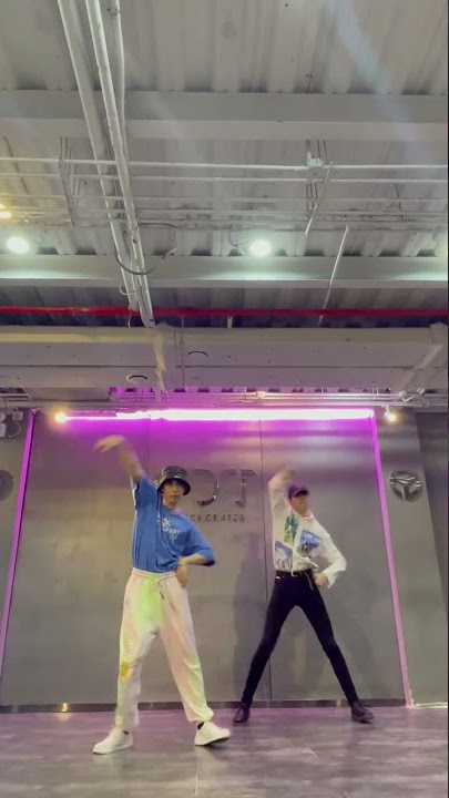 吴海 Wu Hai dancing with R1SE 赵让 Zhao Rang!!! they're so awesome! feichang wanmei!! 👌