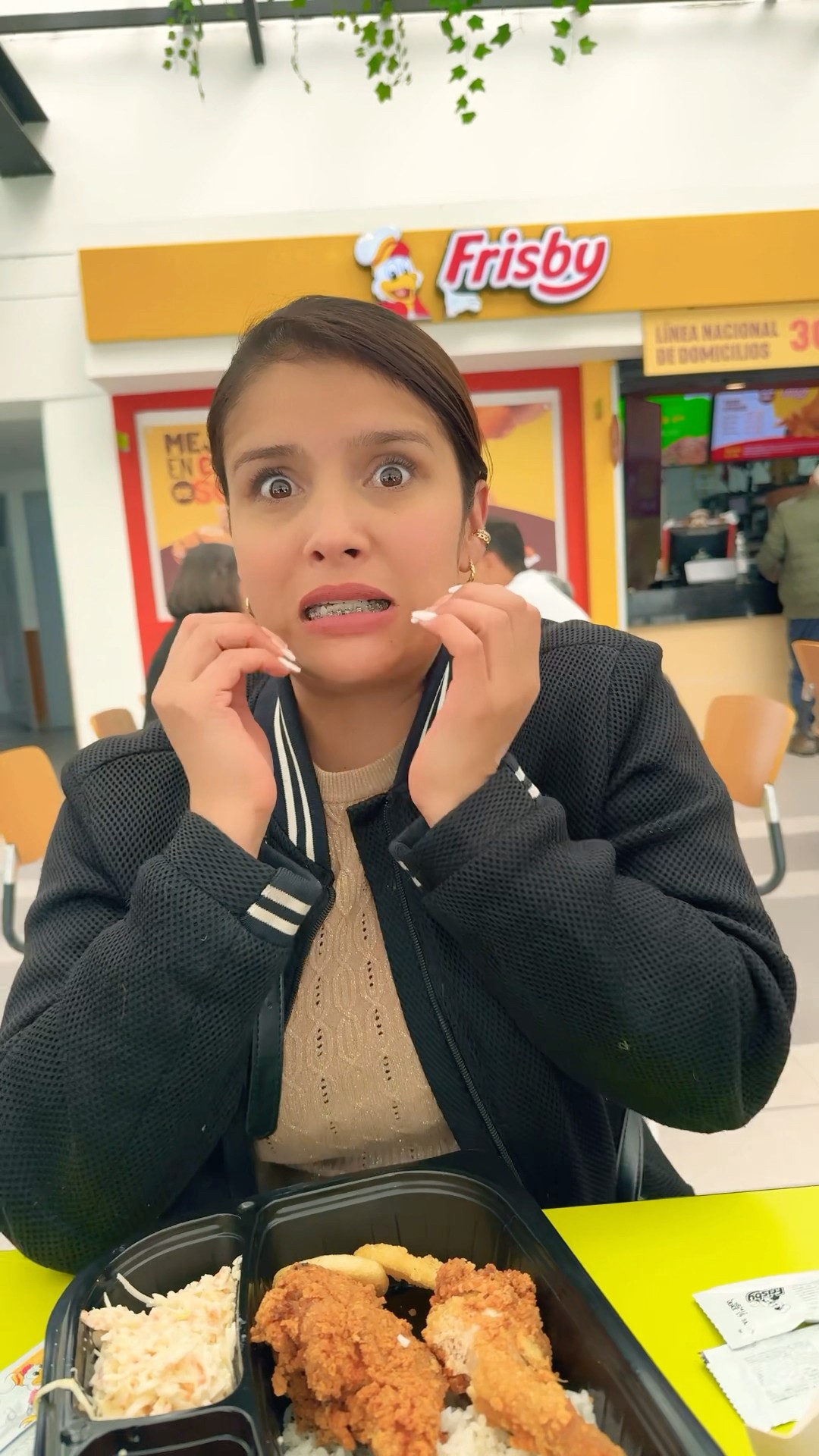 Cc mi mamá piensa que nadie la ve ?#humor #cosasdefamilia #comedia #humorfamiliar #shortviral