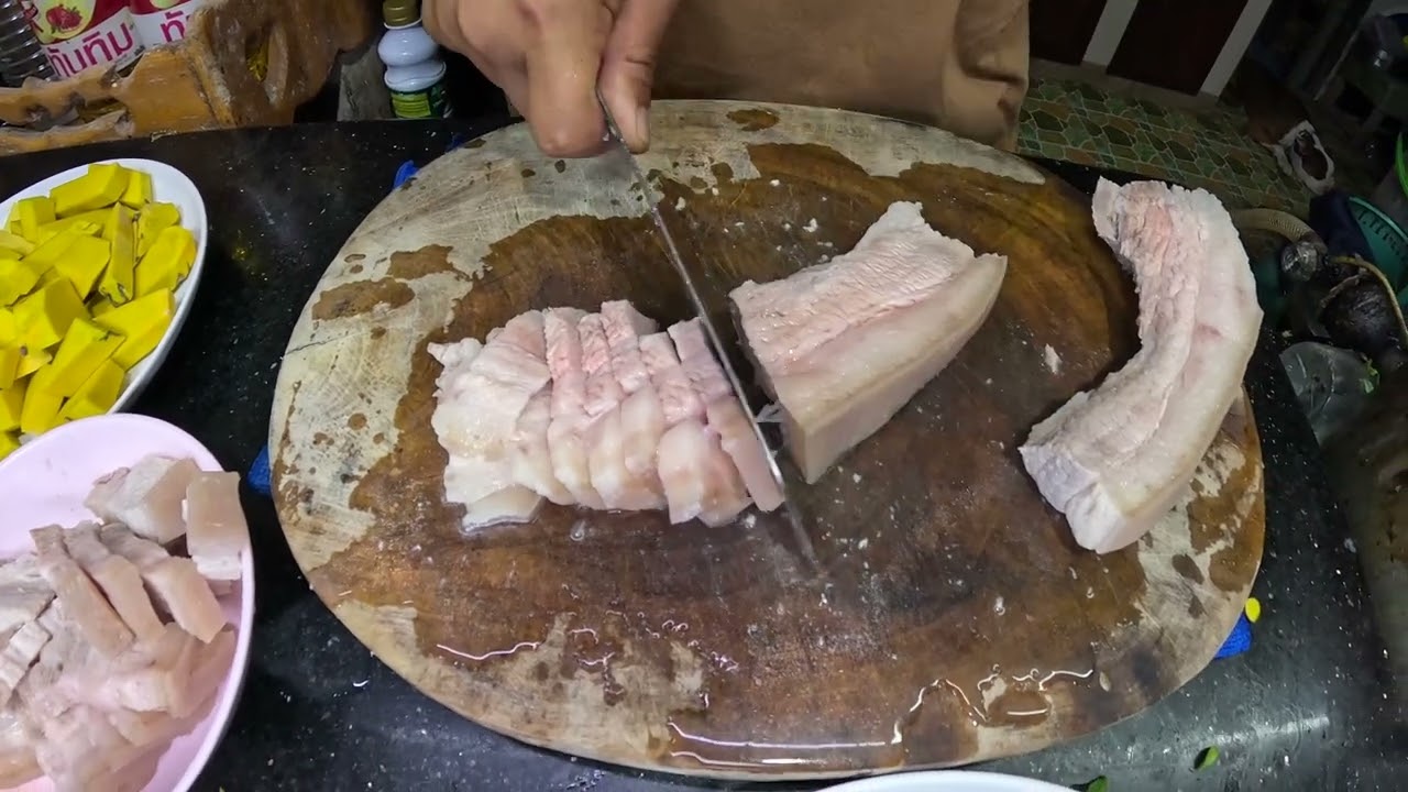 แกงฟักทองใส่สามชั้น สามชั้นนุ่ทๆ ฟักทองสุกกำลังดี หอม หวาน มัน ไม่เผ็ดมาก โหน่งโชว์