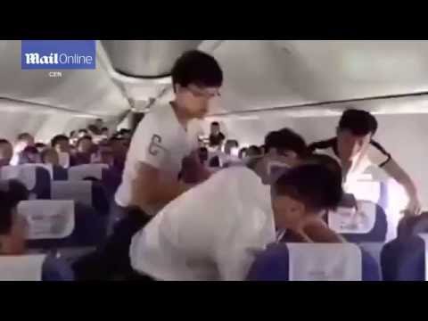 Kokpit kapısını zorladı ve koltuğuna kelepçelendi 1 Haberler The shocking moment a passenger  is TIED to his seat mid-flight by cabin crew and other flyers