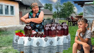 картинка: Жизнь пожилой пары в Карпатской долине. Бабушка консервирует компот на зиму