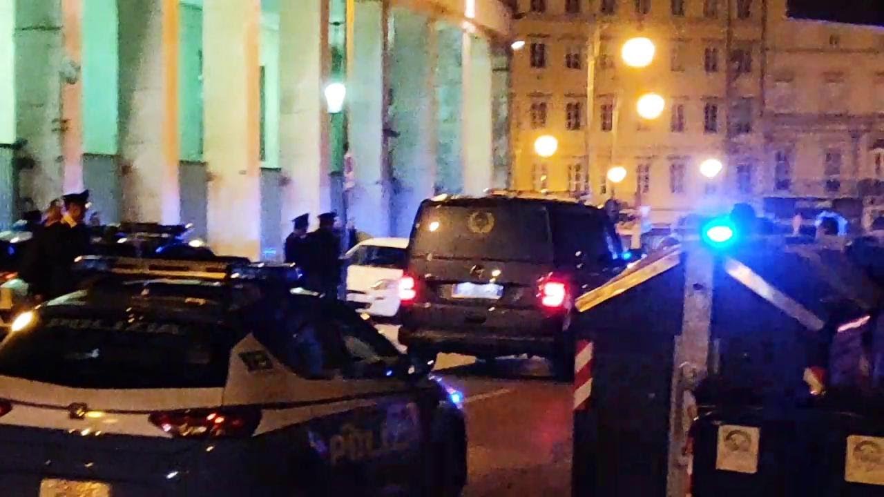 I feretri degli agenti uccisi a Trieste lasciano la Questura