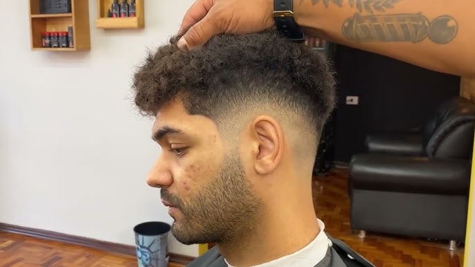 Stylo Barbearia - O que é fade? Corte na parte lateral e traseira da cabeça  feito com graduação (diferentes tamanhos de comprimento do fio), em que se  tem um efeito de sombra