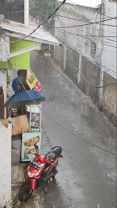 naik motor di tengah hujan - footage rain - no watermark
