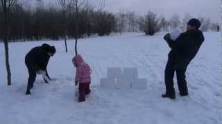 как построить снежную крепость - how to build a snow-castle(технология строительства снежной крепости из икеевских контейнеров. Блоки лепятся в любую погоду, даже..., 2013-01-26T10:31:53.000Z)