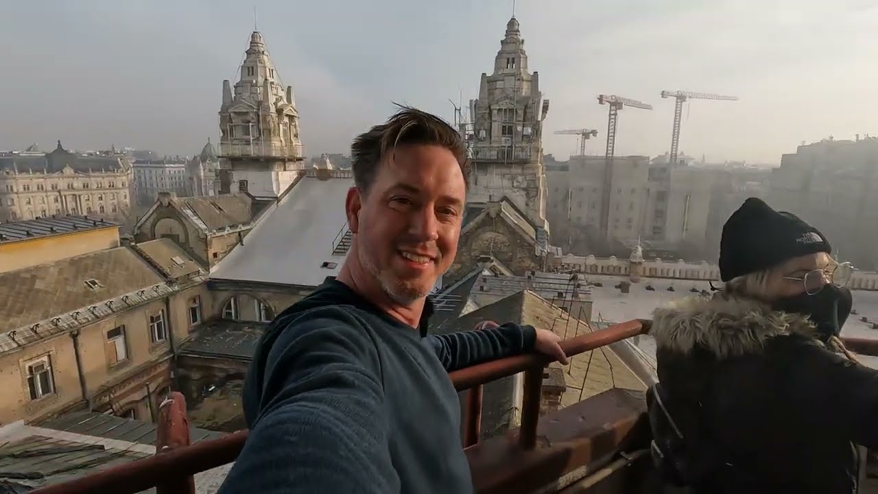 Durch einen verlassenen Bunker kommen wir in einen riesigen Palast und gehen auf das Dach!