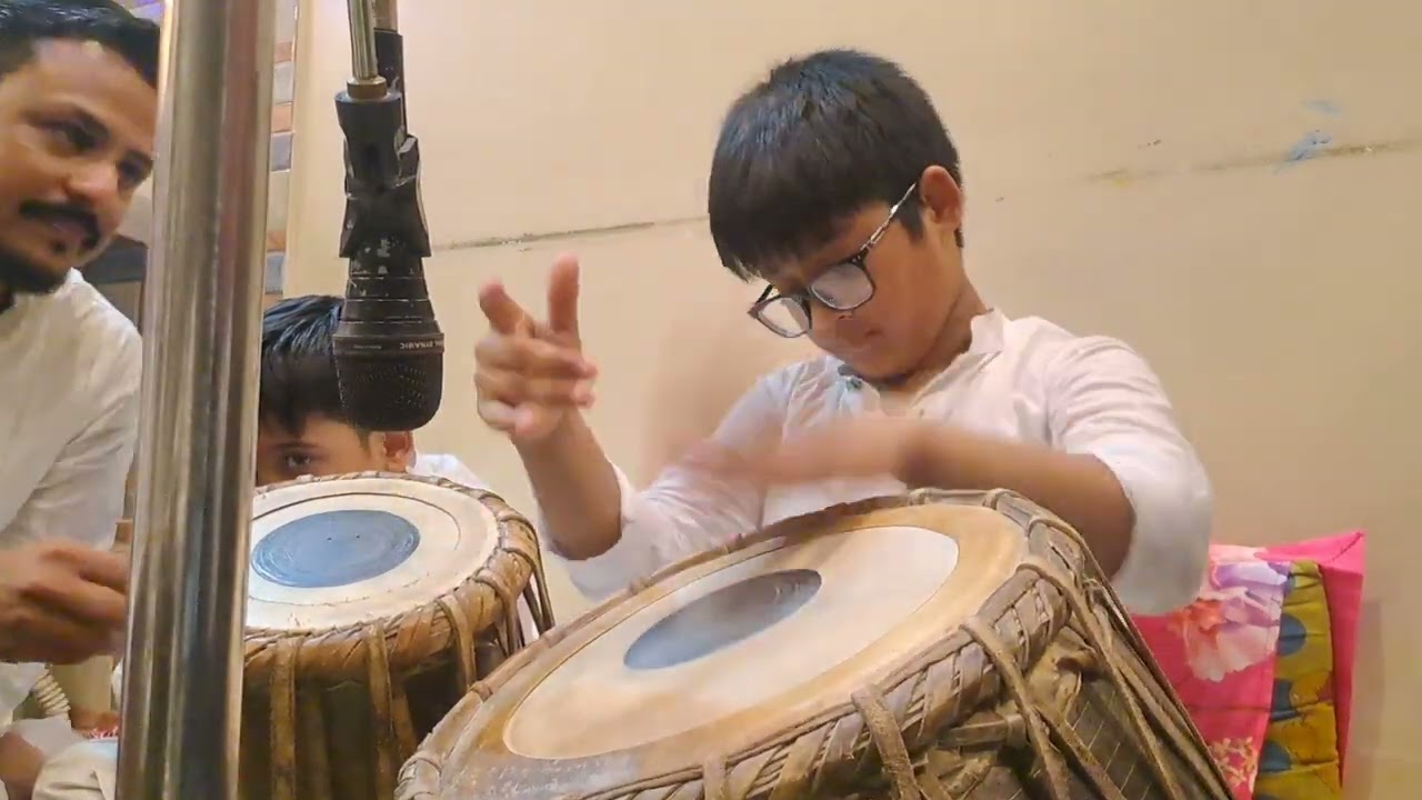 মাশাল্লাহ খুব সুন্দর করে তবলা বাজিয়েছেন এই ছোট্ট বাবুটি  সবাই উনার জন্য  দোয়া করবেন #fypviral 