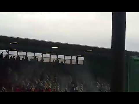 إشتباكات رجال ألتراس تيحا بويز لوحدهم ضد ألتراس جزارة وجمهور الاخضر ورجال الامن