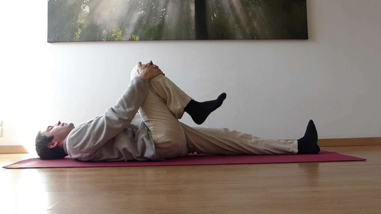 Posture de yoga de la feuille pliée (série des Pawanmuktasana) YouTube