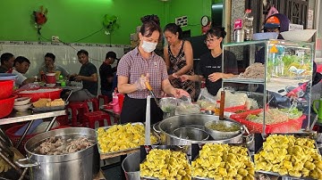 Tiệm hủ tiếu mì xương bình dân ở Sài Gòn, viên mọc đặc biệt nhìn như chiếc kén tằm