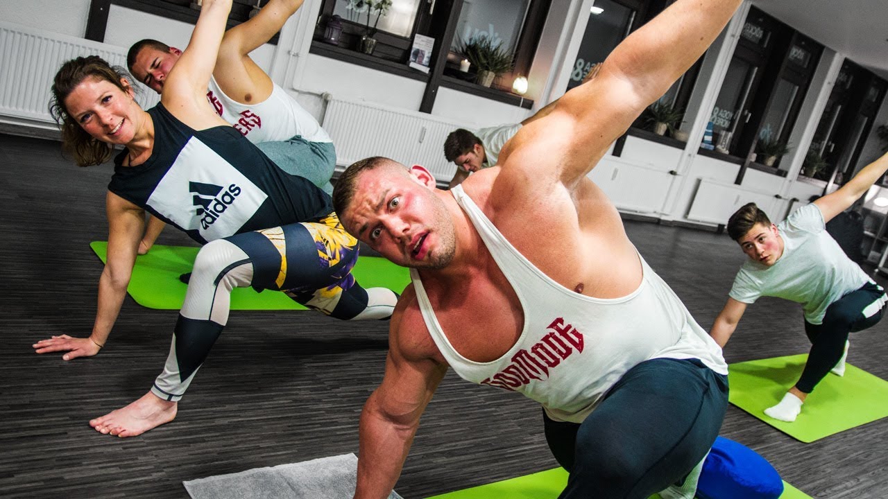 130kg Bodybuilder beim Yoga! YouTube