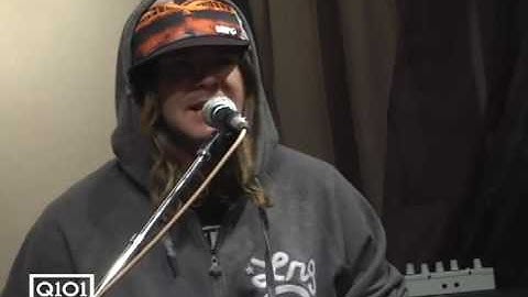 The Dirty Heads perform "Lay me Down" live in the Lava Lounge.