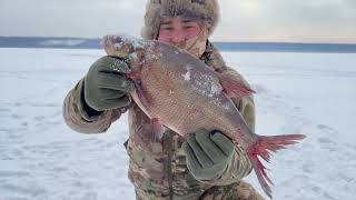 🎣🏕 РЫБАЛКА НА ПЕЧЕНЕГАХ С НОЧЕВКОЙ В ПАЛАТКЕ 2025. КВАДРОЦИКЛ НА ЛЬДУ. 🏕🎣