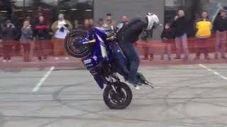 Vignette de la vidéo "2013 Yamaha R6 Stunts 1080p"