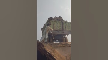 unloading rock sply #stonecrusher #rockcrusher #rockcrushing #rockcrushingmachine #jawcrusher