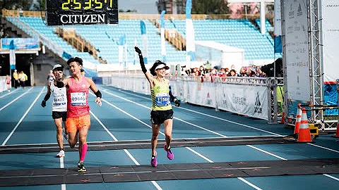 一百种运动生活 ｜ 42岁台北马初马sub3，43岁再跑2:53:56，她是董家琪！妈妈、老师多重身分还要每天练跑步？不会马克操半马却跑 80 分的狂人跑者🏃‍♀ - 天天要闻