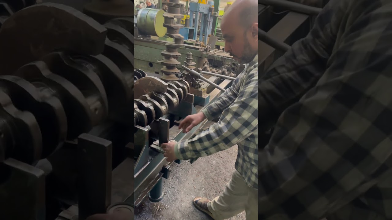 Straightening a crankshaft and checking to see if its fully aligned using a dial indicator ✅