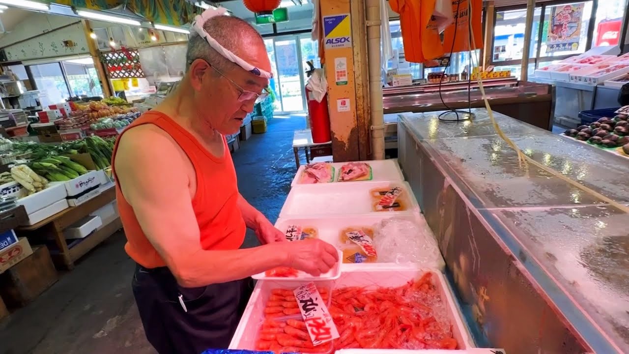 苫小牧市場で朝の仕入れ