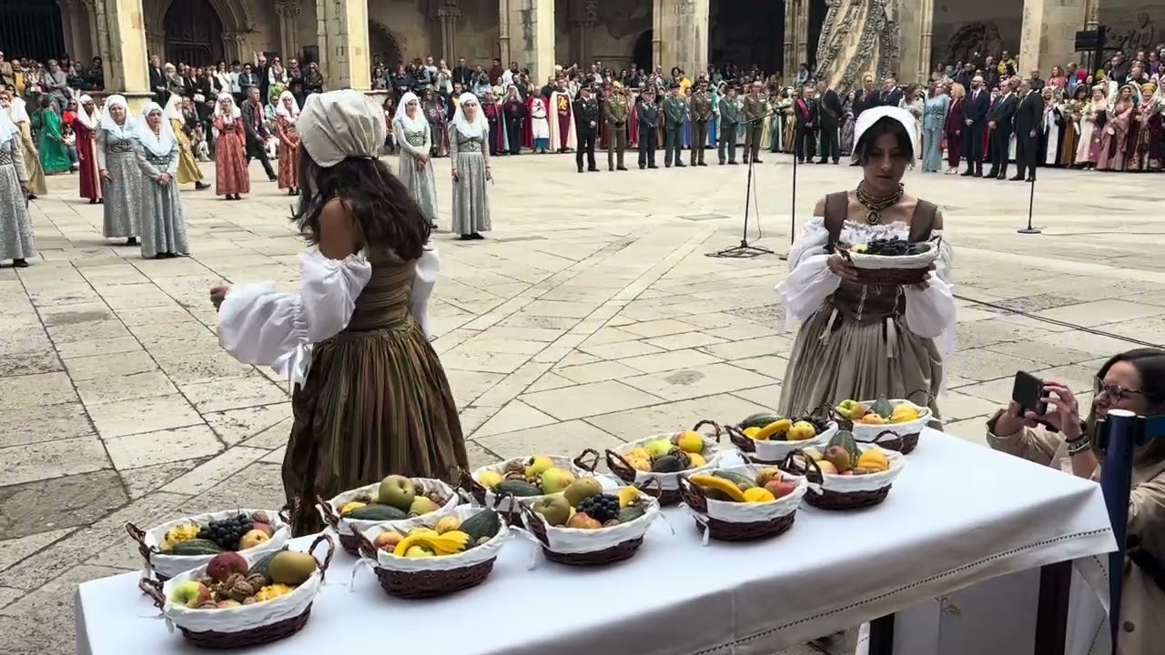 Foro u Oferta de Las Cantaderas en el Claustro de la Catedral de León