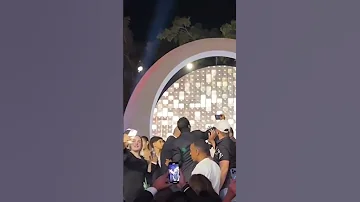 عمرو دياب يضرب شاب بالقلم أمام الجمهور فيديو واضح 