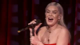 Anne Marie performing '2002' Acoustic