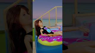 BARBIE se divierte en la PISCINA de RAINBOW HIGH ⛱ Parte 5 😸 Cat Juguetes #barbie #barbiedoll #short