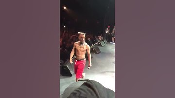 XXXTentacion performing RIP ROACH Live