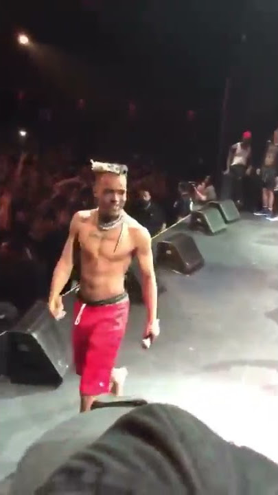 Download lagu XXXTentacion performing RIP ROACH Live