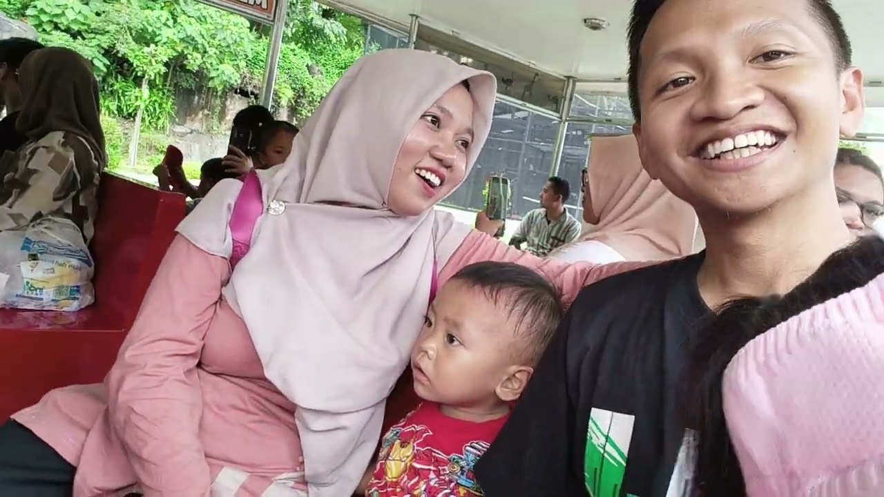 Mazidatul & Nawaf - Jalan - Jalan Ke Gembira Loka Kebun Binatang di