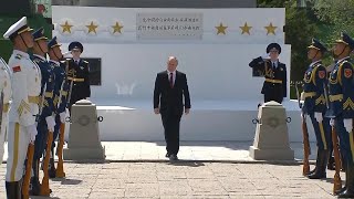 Chine: Poutine visite le monument des martyrs de l'Armée rouge | AFP Images