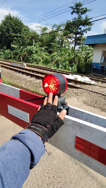 UNIK!! memegang lampu kecil palang pintu perlintasan kereta api krl jatake