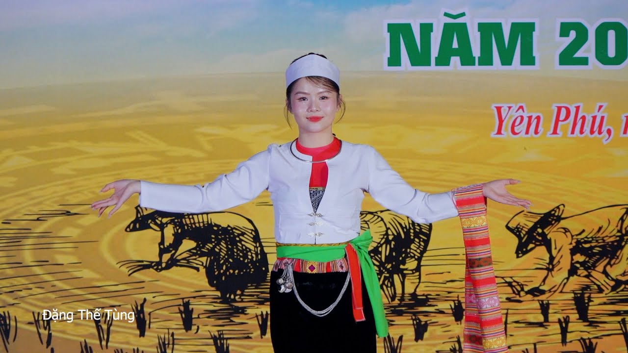 10 người đẹp thi trình diễn trang phục dân tộc Mường năm 2025